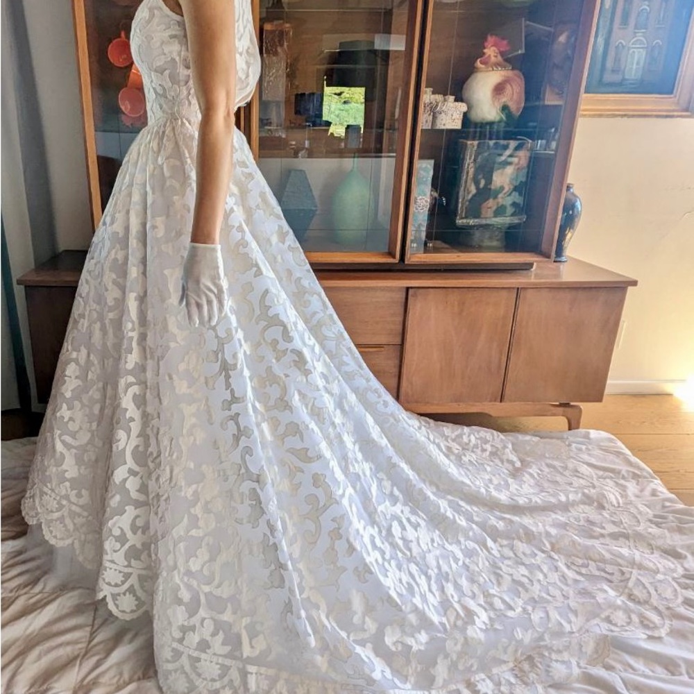 Oscar de la Renta Bridal Gown - Picture 8 of 15